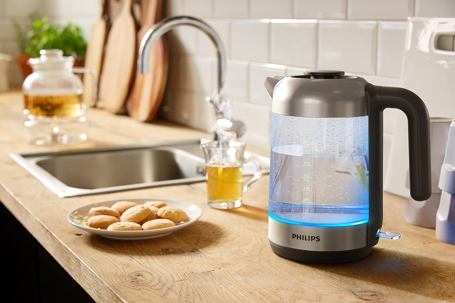 PHILIPS Electric Kettle 1.7 Litre - Glass - Frequency 50/60 Hz - HD9339/81